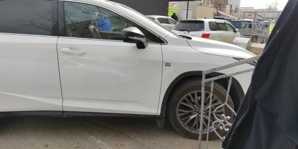 Фотофакт: Lexus перегородил выход из поликлиники