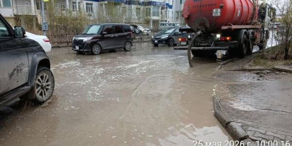 В Якутске откачивают воду после дождя