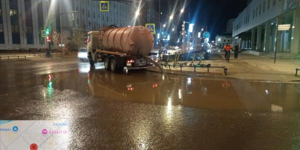 В Якутске после дождя активно откачивают воду с заниженных мест