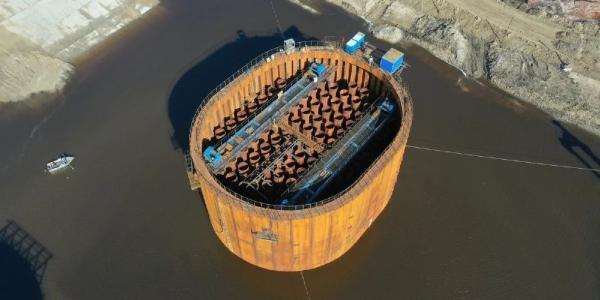 Крупнейший коффердам Ленского моста приведен в плавучее состояние
