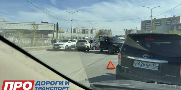 На ул. Ойунского — пробки из-за массового ДТП