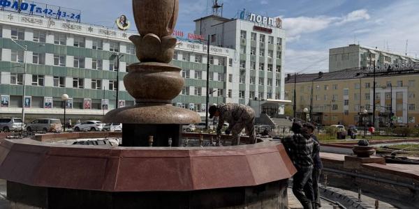 Фотофакт: на площади Орджоникидзе идет монтаж фонтана