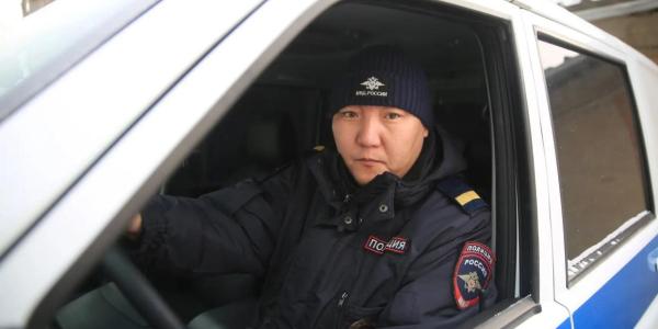 Запах гари в подъезде помог якутскому полицейскому спасти троих детей