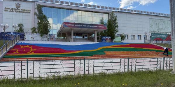 Фотофакт: яркое крыльцо Дома дружбы народов в Якутске