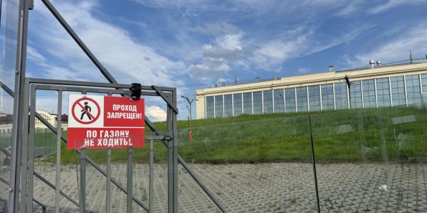 Наклонный газон на площади Республики этим летом не откроют