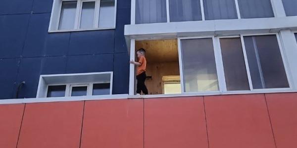 Мама мальчика, стоявшего в балконном окне: «Даже за здоровым ребенком сложно приглядывать»