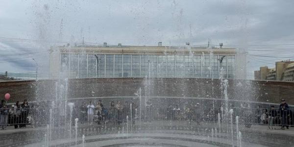 Запущен музыкальный фонтан на площади Республики