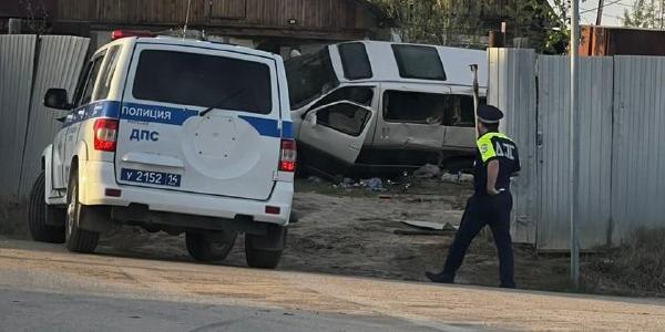 В Мархе минивэн протаранил забор и врезался в дом