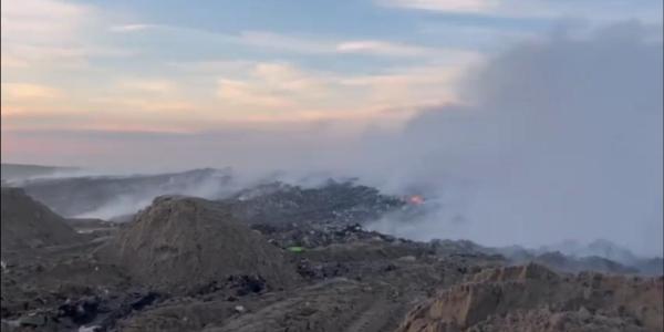 На мусорном полигоне Якутска продолжается тушение пожара