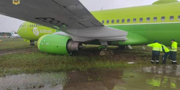 Самолет S7 выкатился за пределы ВПП в Мирном
