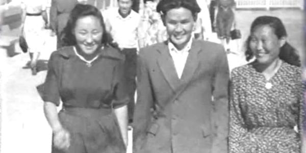 Кинохроника Якутска: знойное лето 1952 года — мороженое, газеты и счастливые студенты