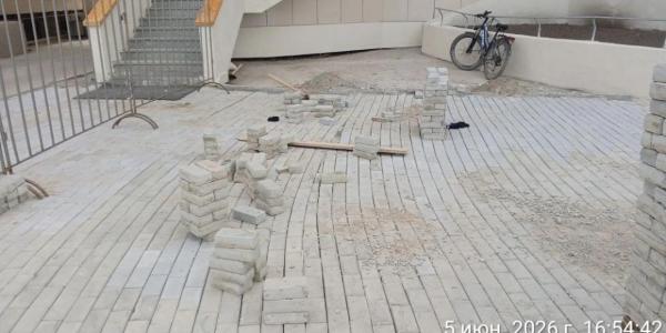 На площади Орджоникидзе в Якутске перекладывают плитку после замечаний мэрии