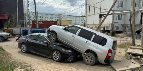 ГИБДД: водитель Toyota Probox забрался на Toyota Camry спьяну