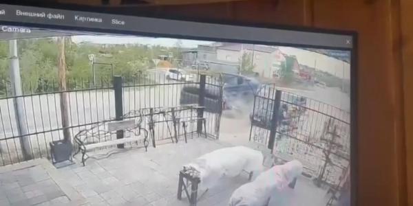Водовозка снесла «Хонду»: момент ДТП на Маганском тракте попал на видео
