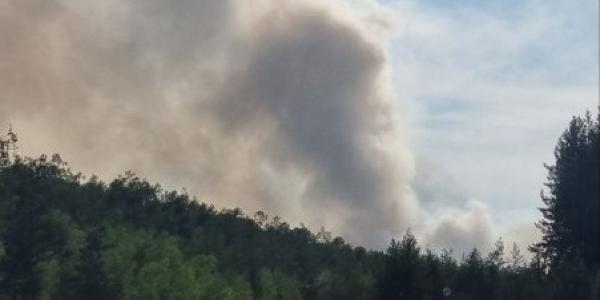15 человек тушат возгорание на мусорном полигоне Якутска