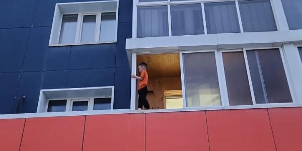 Фотофакт: в Якутске ребенок ходит по краю открытого балконного окна