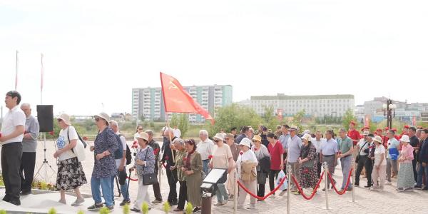 В День памяти и скорби в Якутске возложили цветы к монументу «Воинам-победителям»