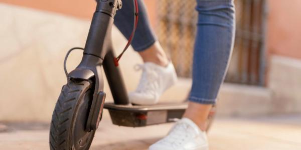 В Якутске 4-летняя девочка получила ожог во время катания на электросамокате