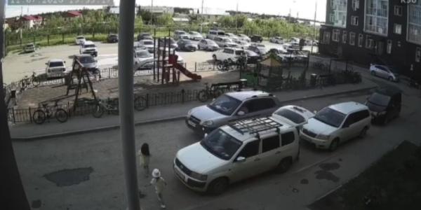 Водитель Hyundai наехал на девочку во дворе Якутска