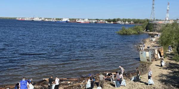 В День реки Лены с дамбы Якутска собрали два кубометра мусора