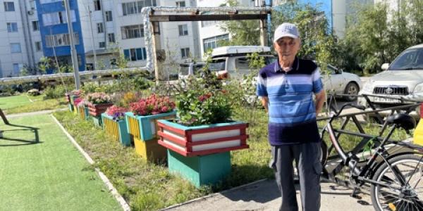 «Я делаю это в память о жене». 89-летний житель Якутска ухаживает за двором многоквартирного дома