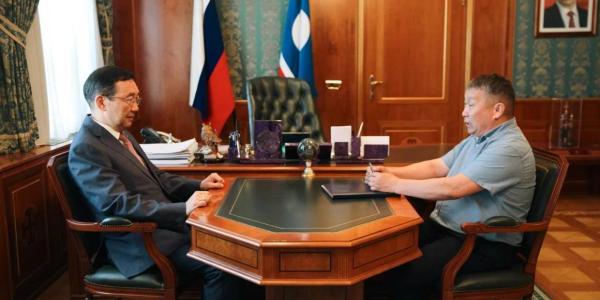 Глава Якутии передал мэру Якутска сертификат на 1,5 млн рублей на посадку крупномерных деревьев