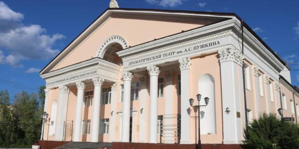Русский драмтеатр: белоснежные колонны и сталинский ампир