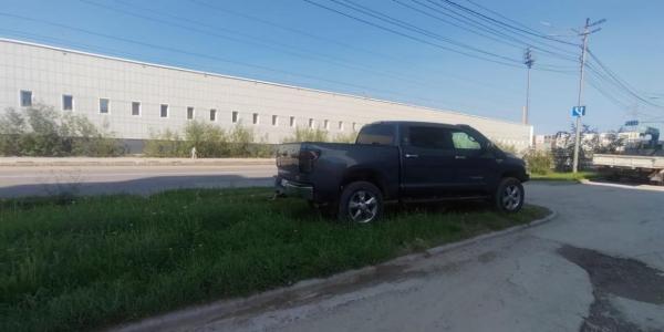Фотофакт: в Якутске пикап припарковался на свежем газоне