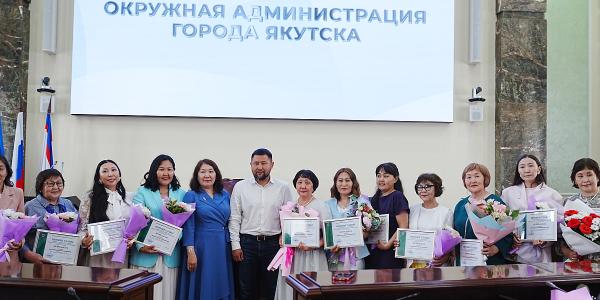 Учителям стобалльников ЕГЭ из Якутска вручили по 50 тысяч рублей