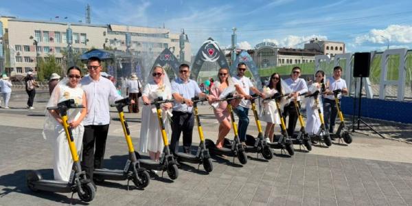 В Якутске прошел праздничный пробег молодоженов на электросамокатах