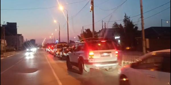 Видеофакт: очередь на АЗС «Саханефтегазсбыт» заблокировала полосу движения