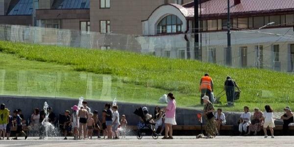 Фотофакт: на площади Республики косят наклонный газон