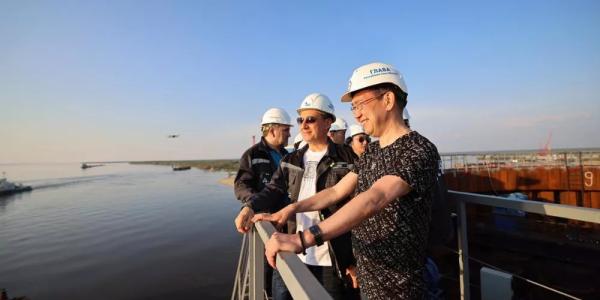Айсен Николаев проверил ход строительства Ленского моста