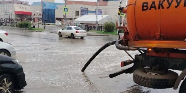 С улиц Якутска откачивают дождевые воды