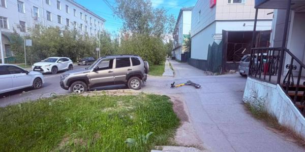 В Якутске автомобиль сбил двух детей на электросамокате