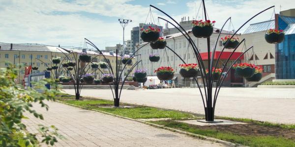 Цветочные фонтаны на площади Орджоникидзе изготовили заключенные
