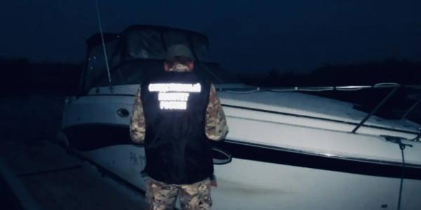 Катер ударился о берег в 202 микрорайоне. Пострадали три пассажира