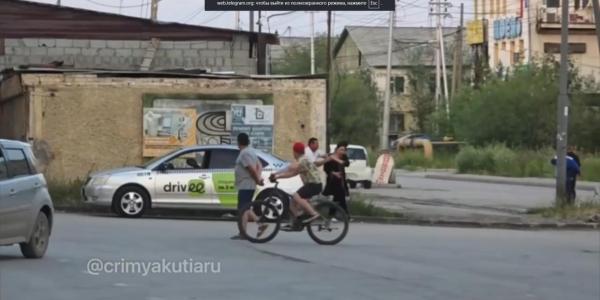 В Якутске водитель Drivee силой затолкал кричащую женщину в салон машины