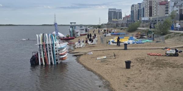 Фотофакт: в Якутске подтопило лодочную станцию и пляж