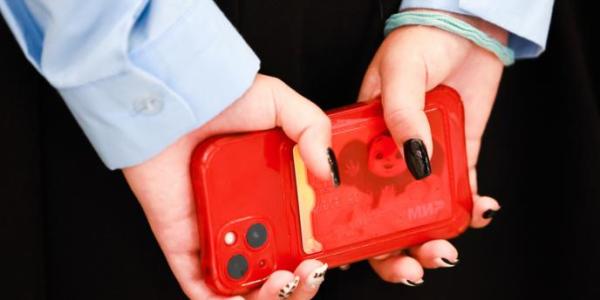 С 1 сентября школьникам запретят использовать телефоны на уроках