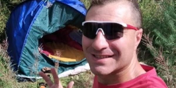 Турист переночевал в палатке в парке Якутска. Он путешествует автостопом