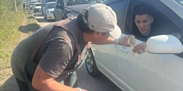 Водители Якутска в очередях предпочитают выпечку горячему питанию