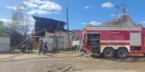 В Якутске пожар в частном доме повредил соседнее здание