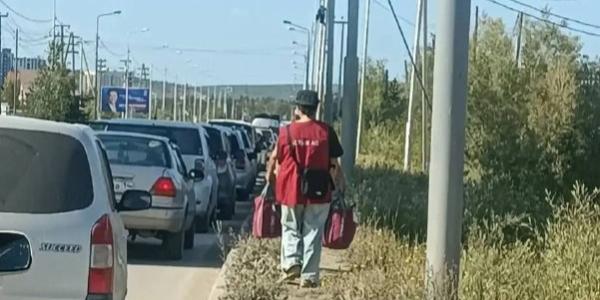 Еще четыре предпринимателя начали продавать питание в очередях на АЗС