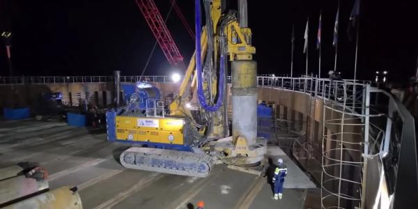 На Ленском мосту начали устанавливать сваи для центрального пилона