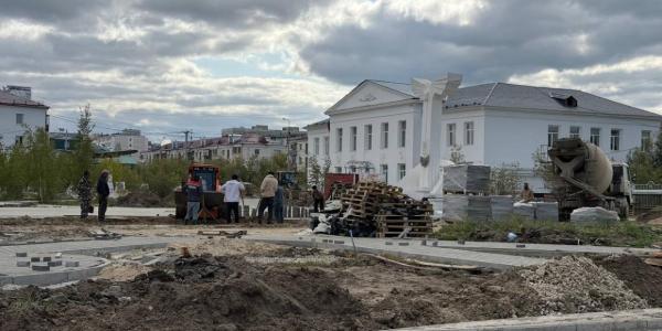Фотофакт: в Якутске продолжается ремонт сквера им. Юрия Гагарина