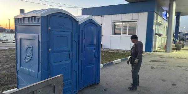 Мобильные туалеты, доставку еды и дежурство полиции организовали на загруженных автозаправках Якутска