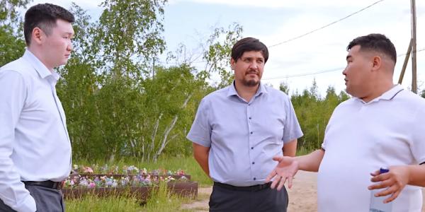 С кладбищ Якутска вывезли 500 кубометров мусора