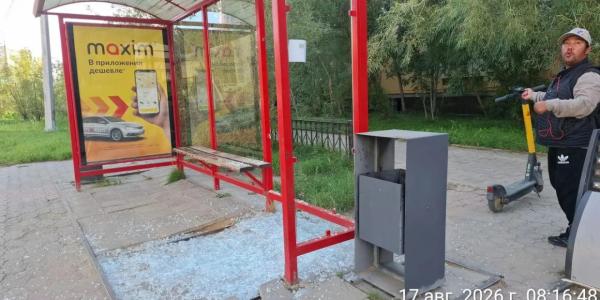 В Якутске пьяная девушка разбила стеклянную стенку остановки