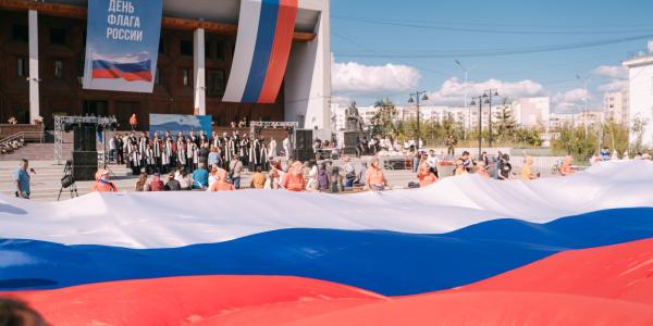 Флаг на сопке, велопробег, квиз. Как Якутск отметит День флага РФ